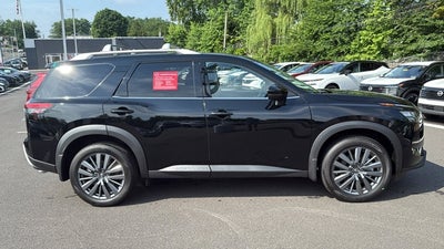 2025 Nissan Pathfinder SL